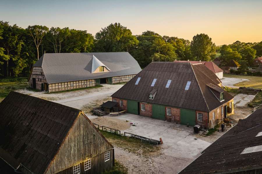 Schöne Dachkonstruktionen werden mit Pfannenblechen zum Leben erweckt, Gut Godderstorf, 23779 Neukirchen